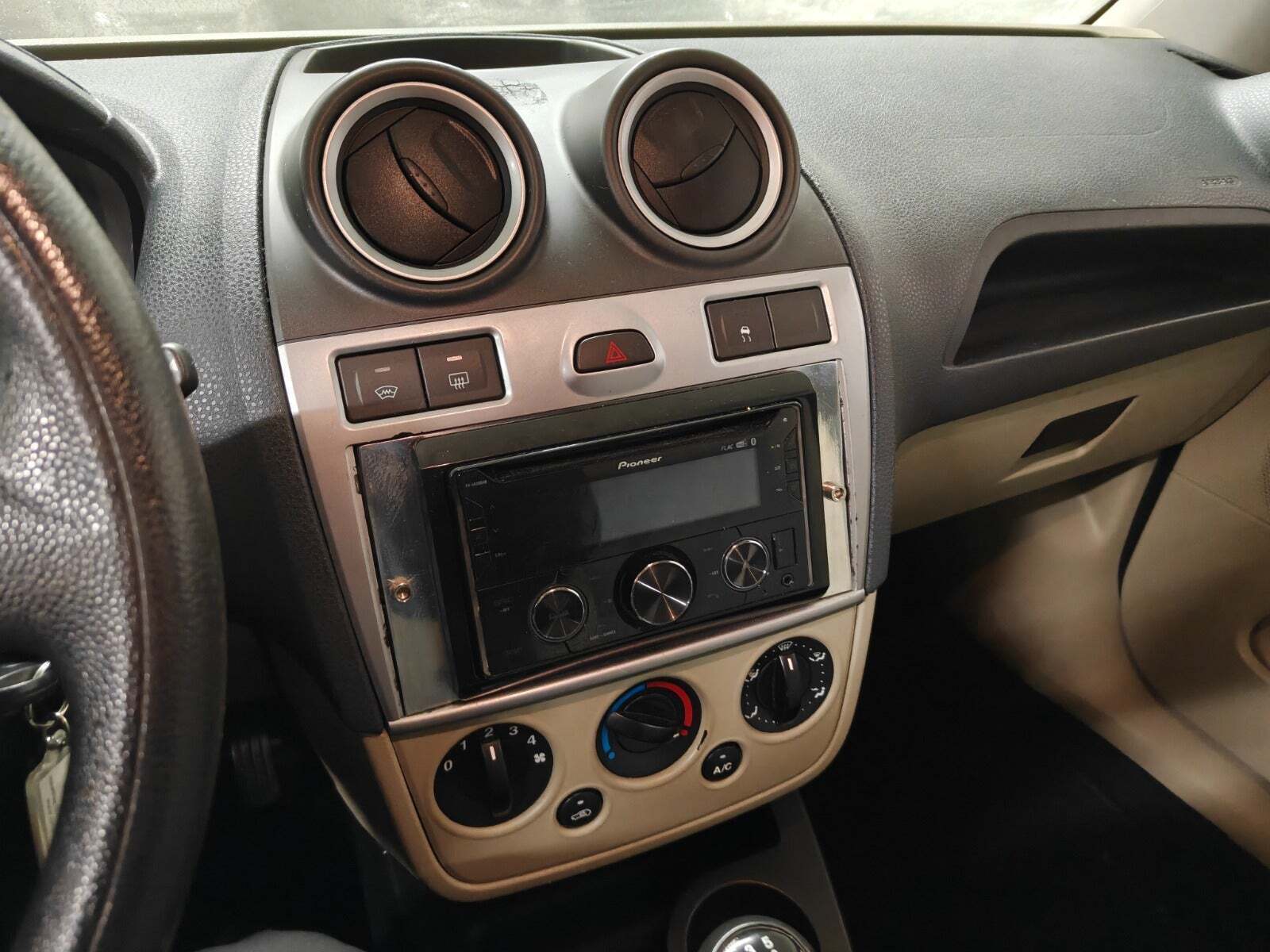 Gul Ford Fiesta fra 2008