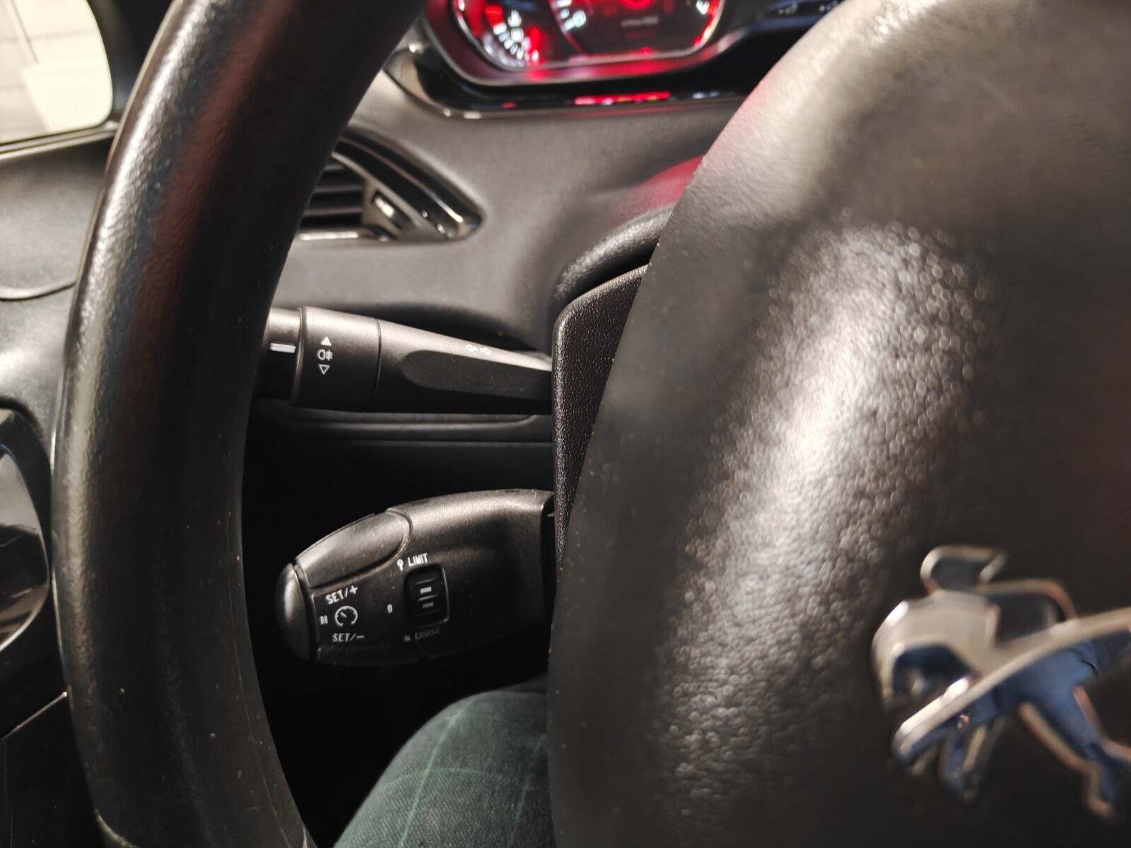 Gul Peugeot 208 fra 2014