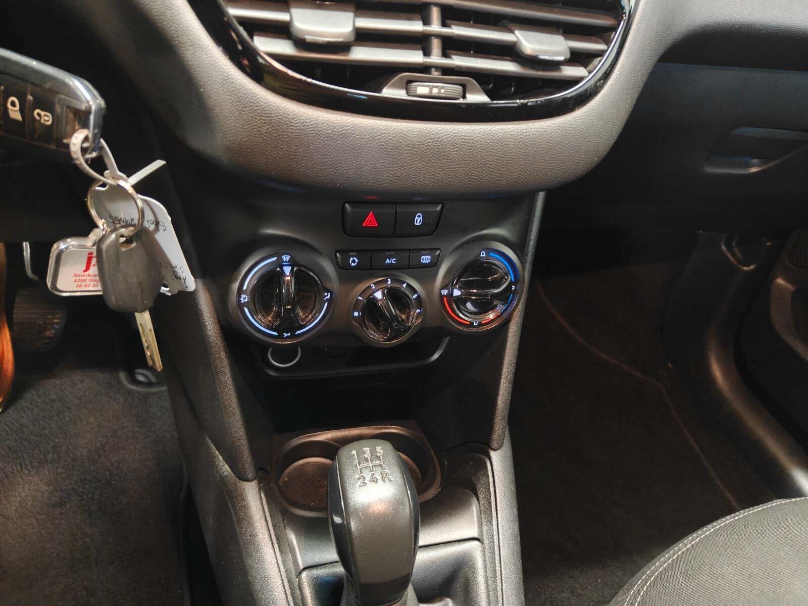 Gul Peugeot 208 fra 2015