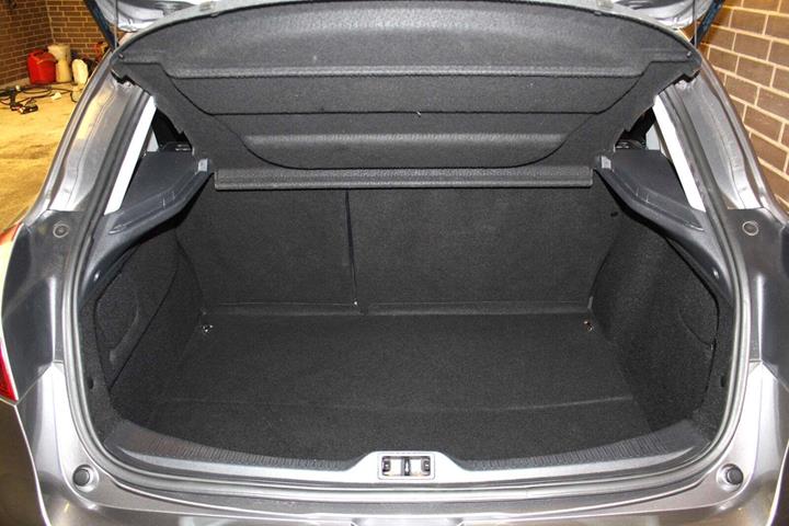 Grå Renault Megane III fra 2011