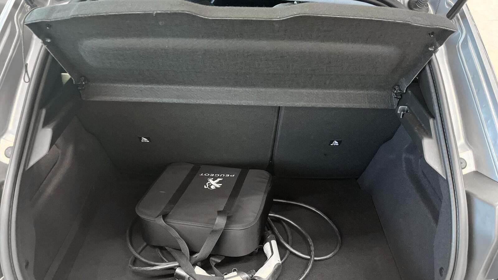 Grå Peugeot e-208 fra 2022