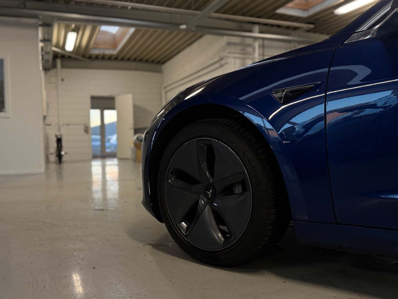 Blå Tesla Model 3 fra 2020