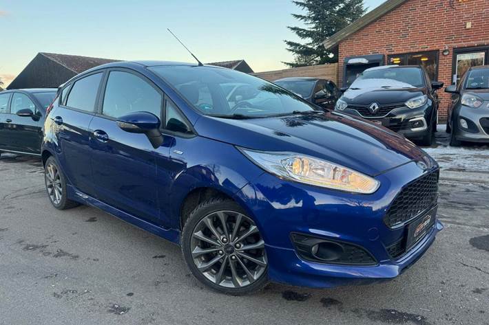 Grå Ford Fiesta fra 2017 set udefra