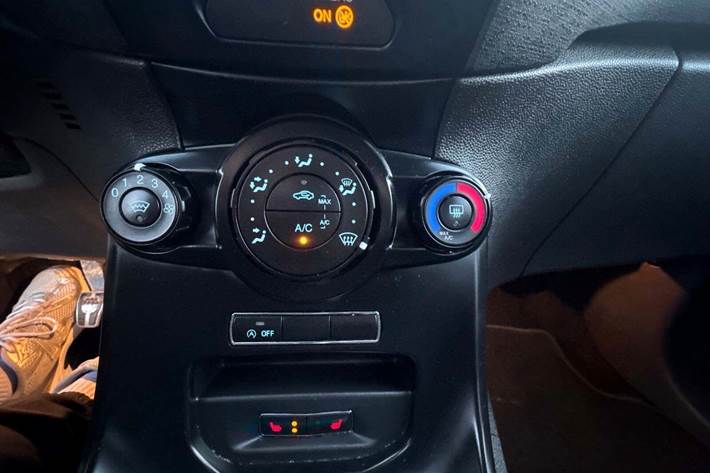 Grå Ford Fiesta fra 2017