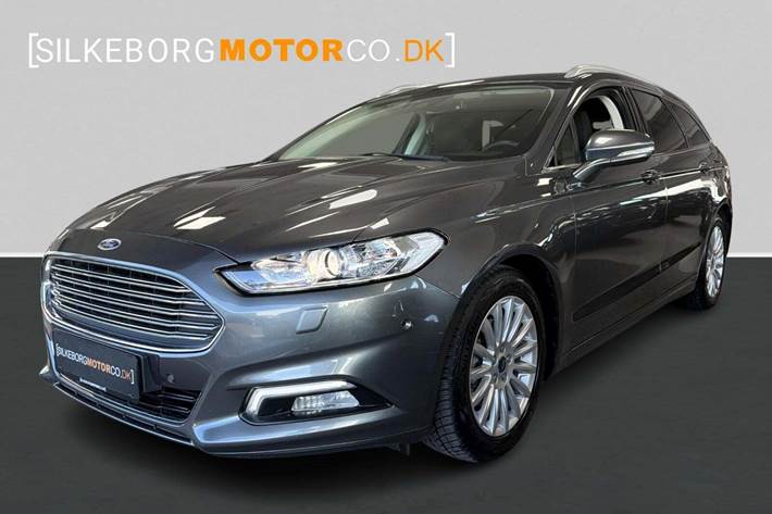 Grå Ford Mondeo fra 2017 set udefra
