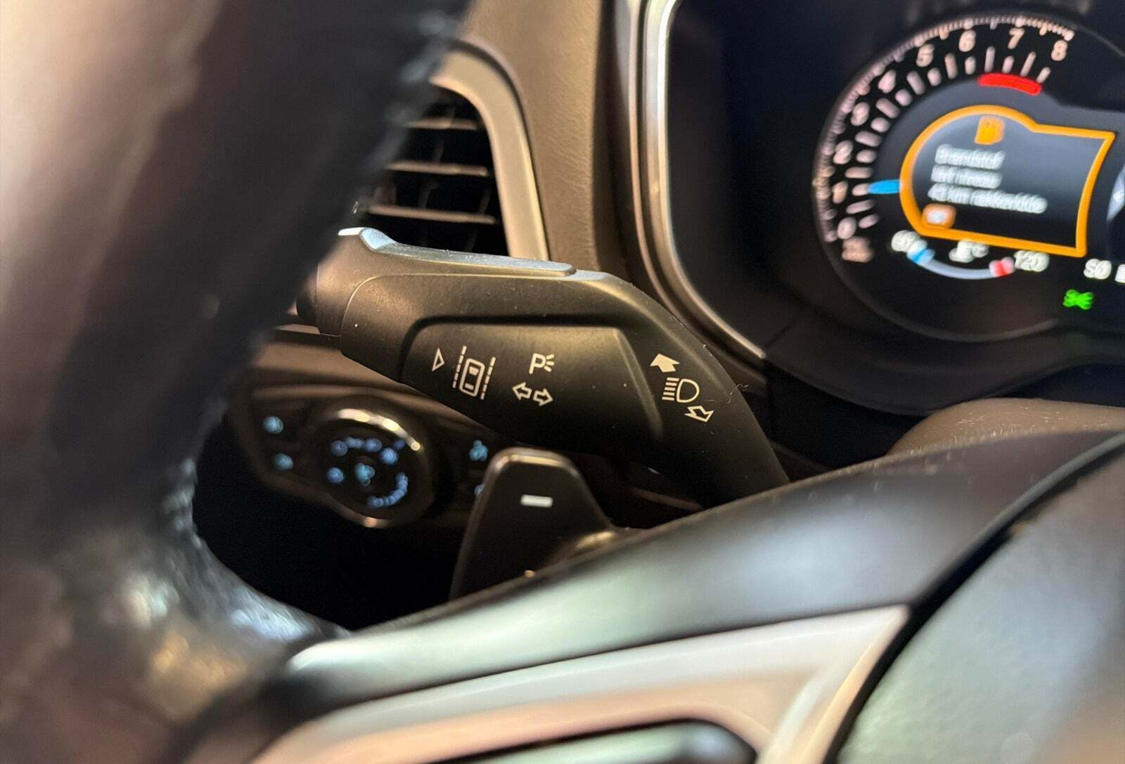 Grå Ford Mondeo fra 2017