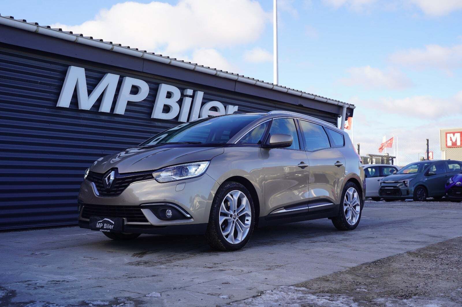 Beige Renault Grand Scenic IV fra 2017