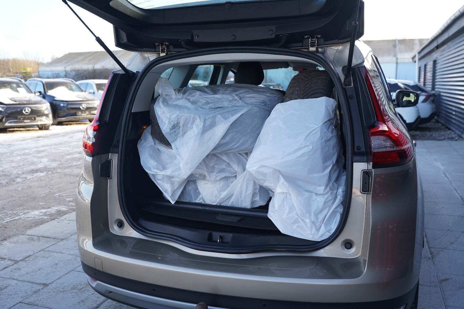 Beige Renault Grand Scenic IV fra 2017