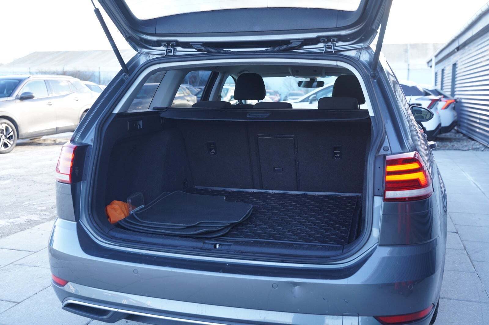 Grå VW Golf VII fra 2017