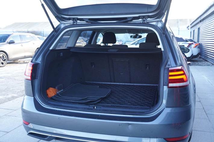 Grå VW Golf VII fra 2017