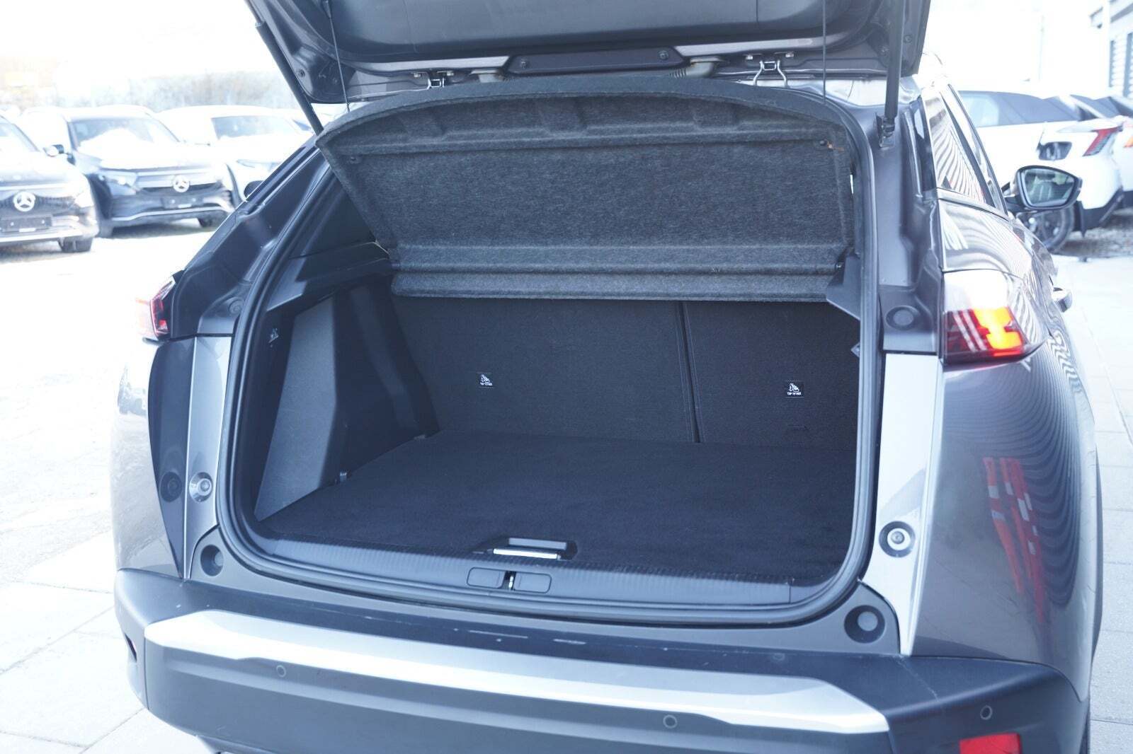 Grå Peugeot 2008 fra 2020