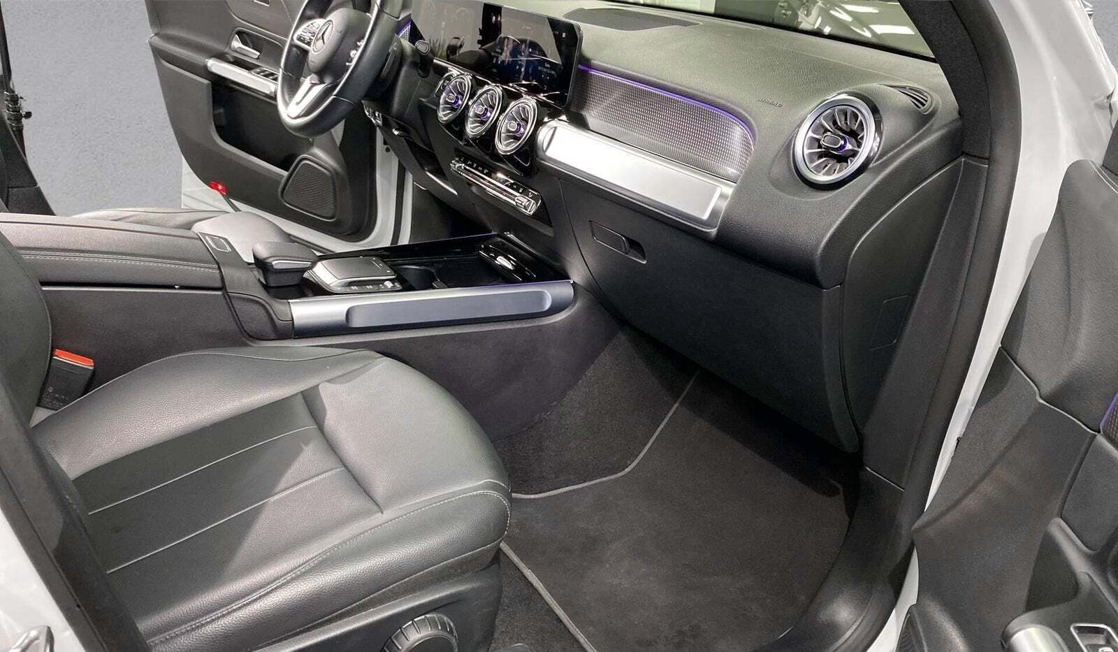 Hvid Mercedes EQB250 fra 2022