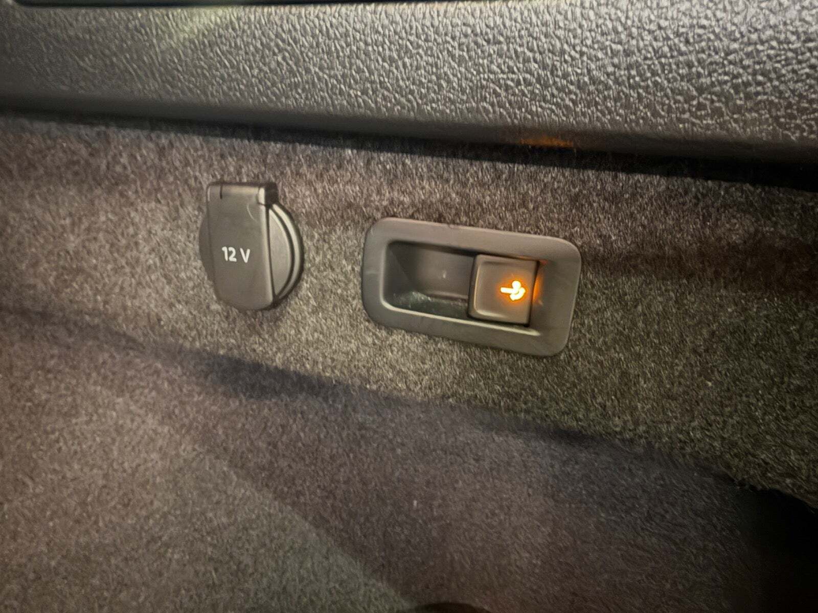 Blå VW Passat fra 2022