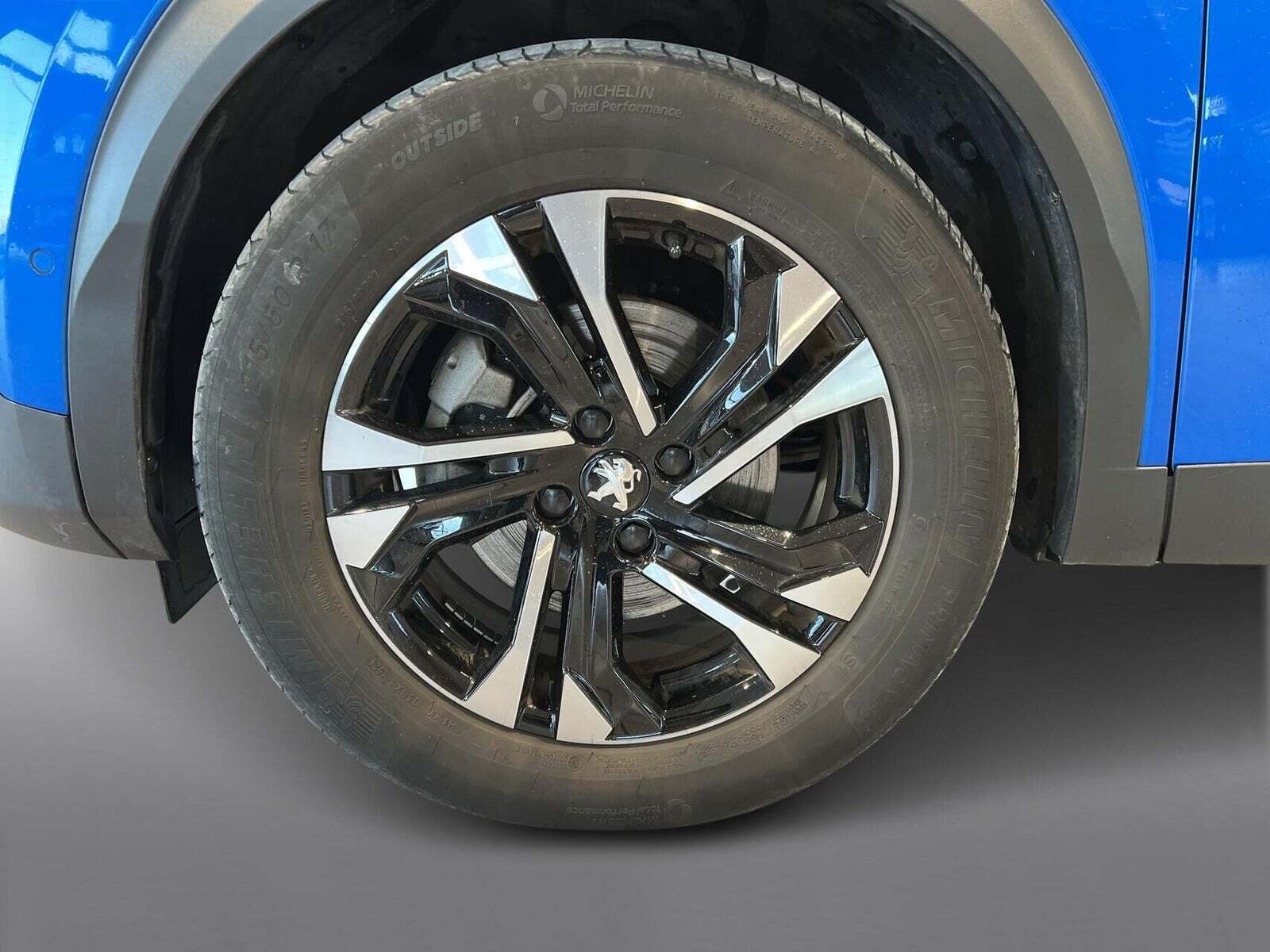 Blå Peugeot e-2008 fra 2021