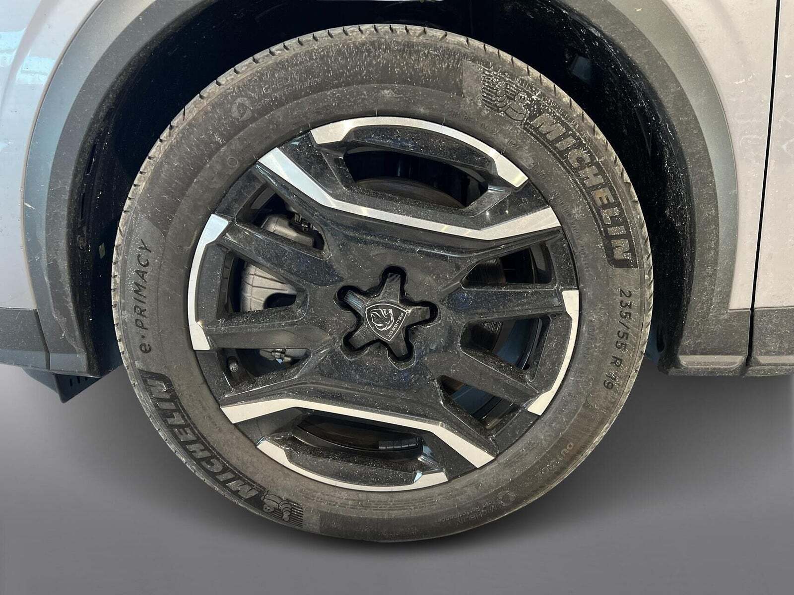 Grå Peugeot e-5008 fra 2025