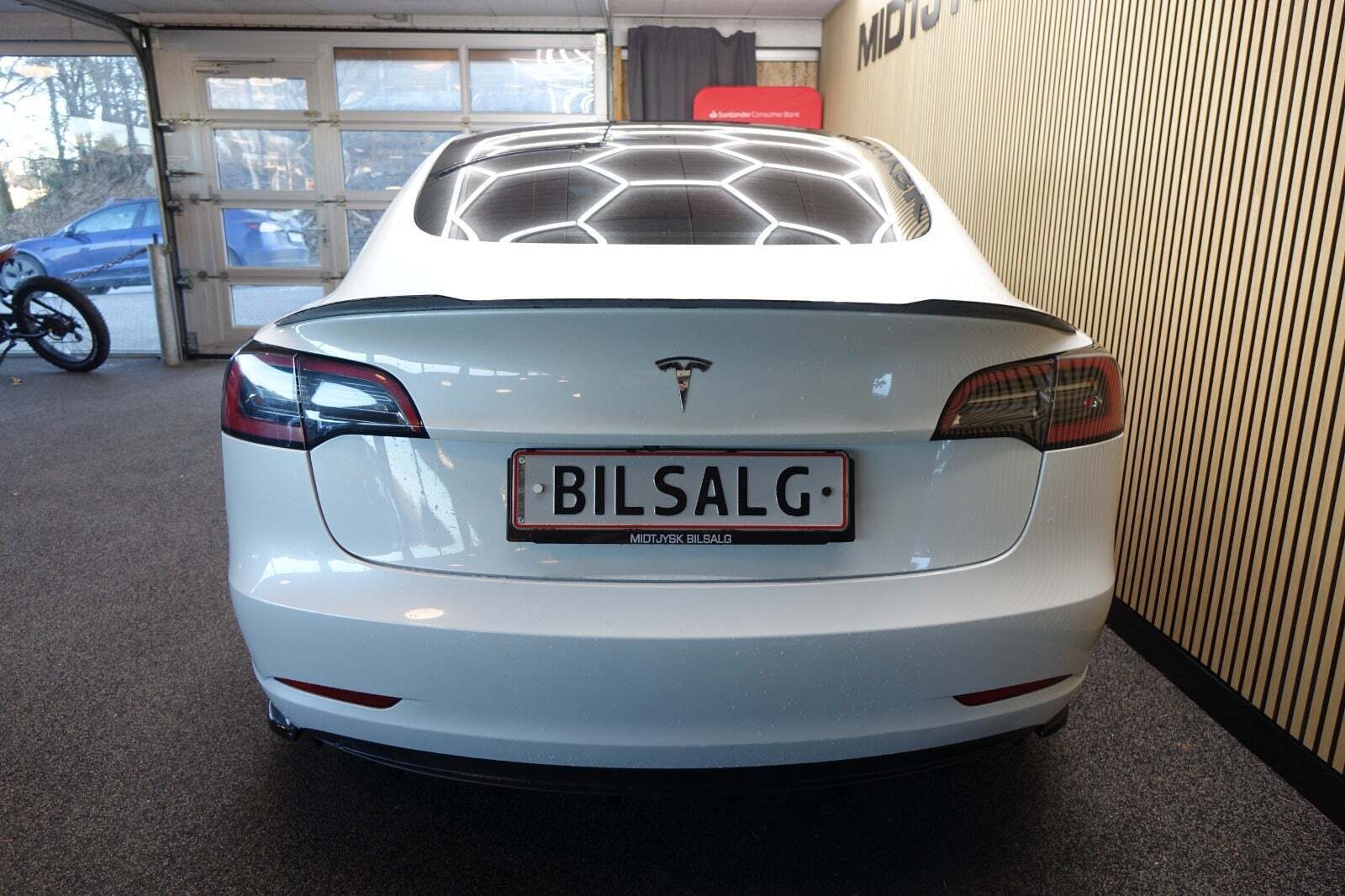 Hvid Tesla Model 3 fra 2022