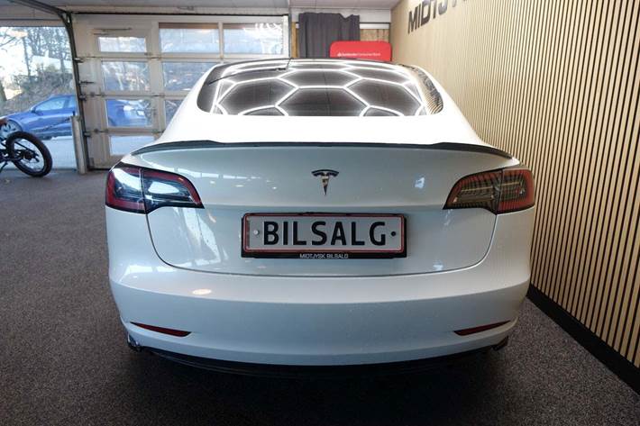 Hvid Tesla Model 3 fra 2022