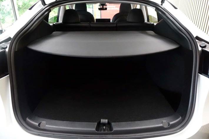 Hvid Tesla Model Y fra 2023