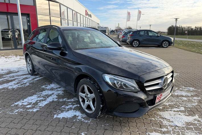 Sort Mercedes C220 d fra 2018 set udefra