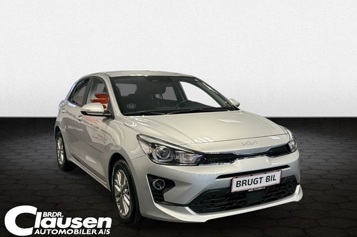 Sølv Kia Rio fra 2022 set udefra