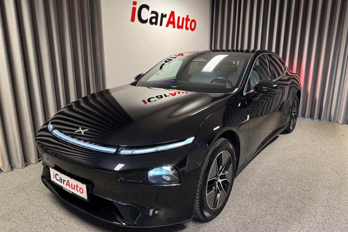 Sort Xpeng P7 fra 2024 set udefra