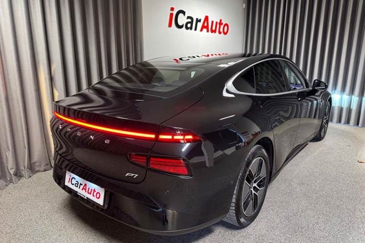 Sort Xpeng P7 fra 2024