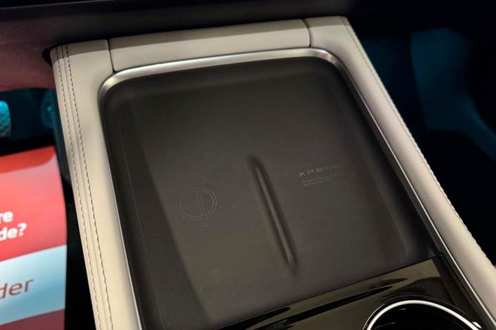 Sort Xpeng P7 fra 2024