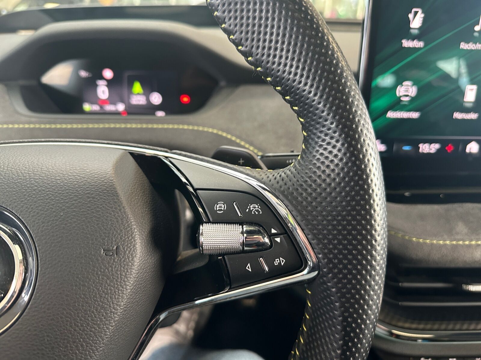 Grøn Skoda Enyaq fra 2023