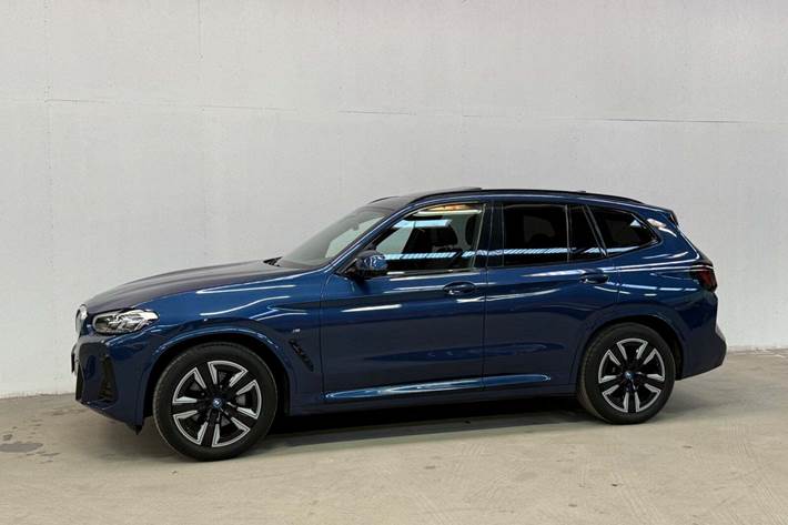 Blå BMW iX3 fra 2022