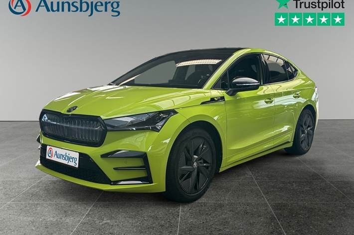 Grøn Skoda Enyaq fra 2023 set udefra