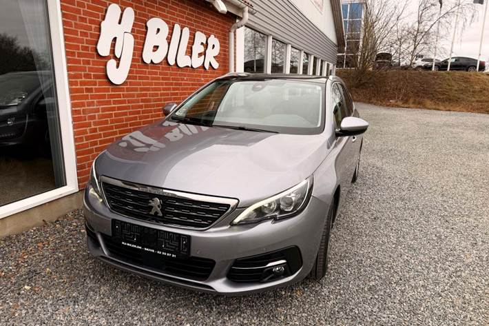 Sølv Peugeot 308 fra 2019 set udefra