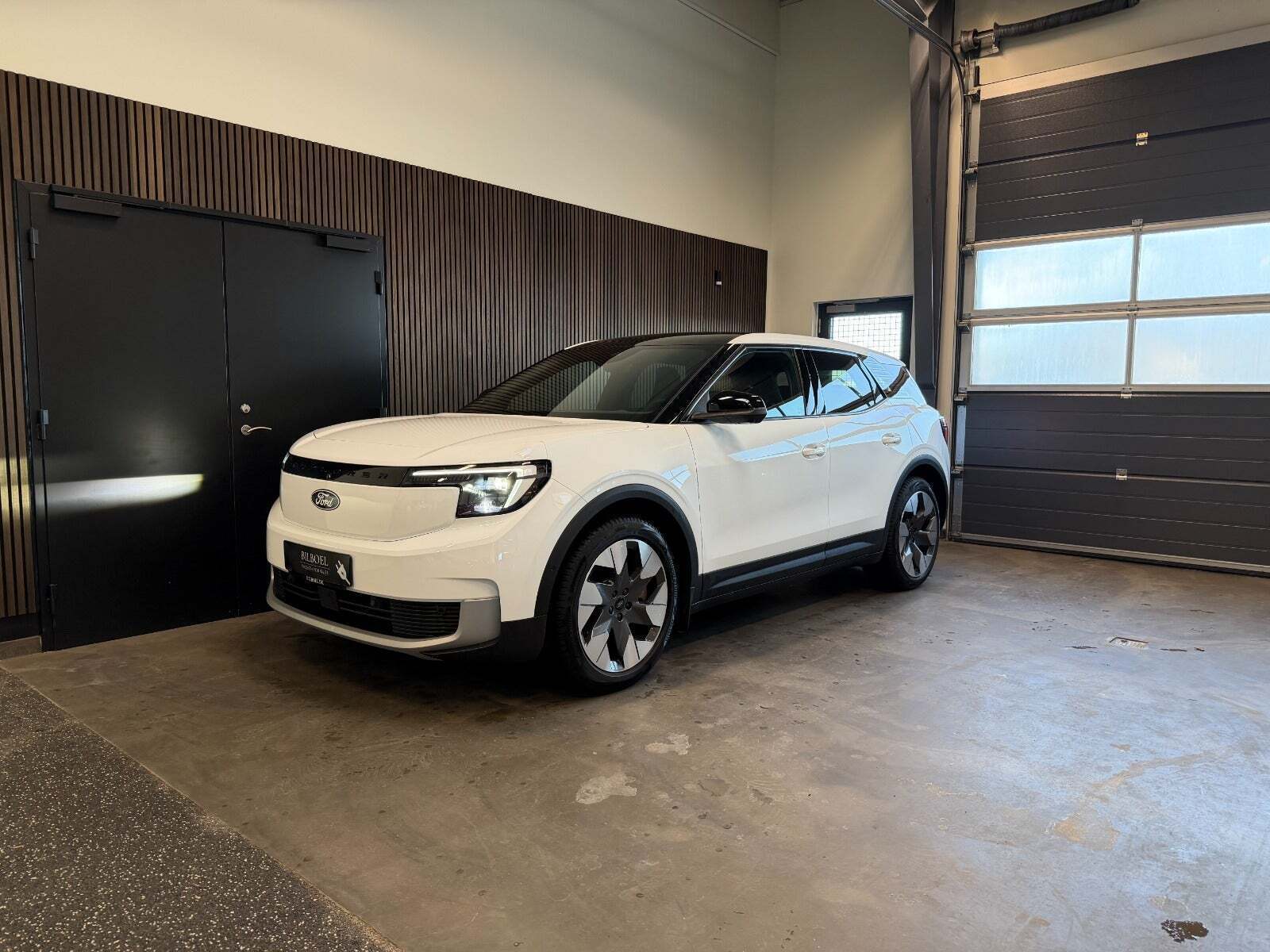 Ford Explorer 77 Premium Extended Range