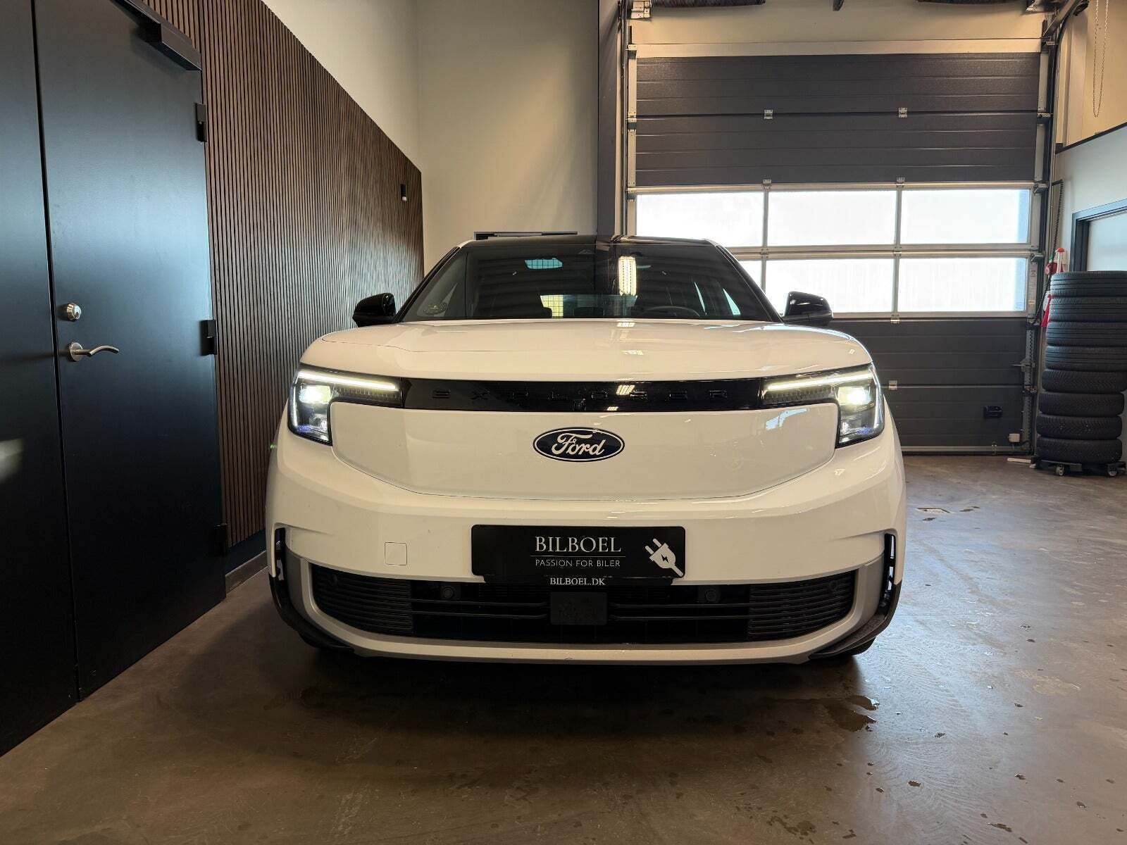 Ford Explorer 77 Premium Extended Range