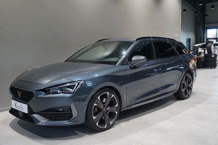 Grå Cupra Leon fra 2022 set udefra