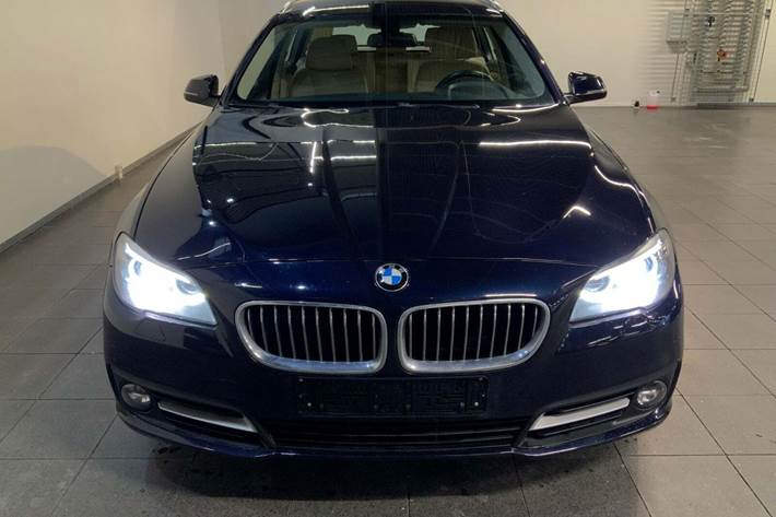 Blå BMW 535d fra 2014