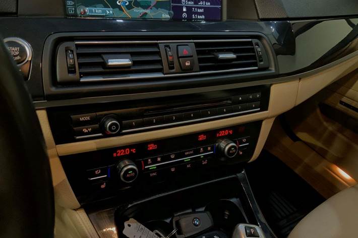 Blå BMW 535d fra 2014