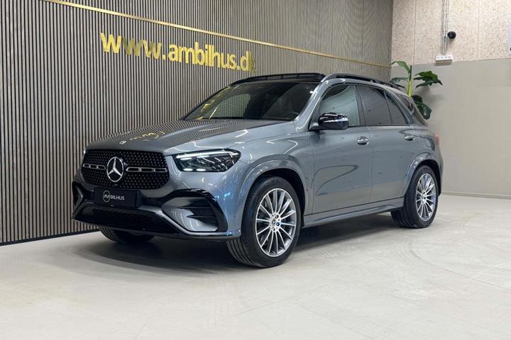 Grå Mercedes GLE350 de fra 2025 set udefra