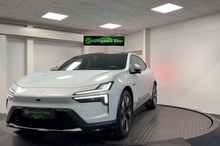 Sølv Polestar 4 fra 2024 set udefra