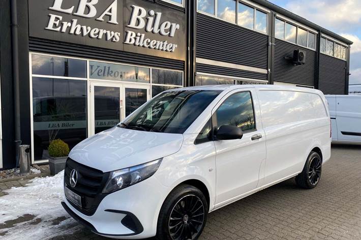 Hvid Mercedes Vito 114 fra 2025 set udefra