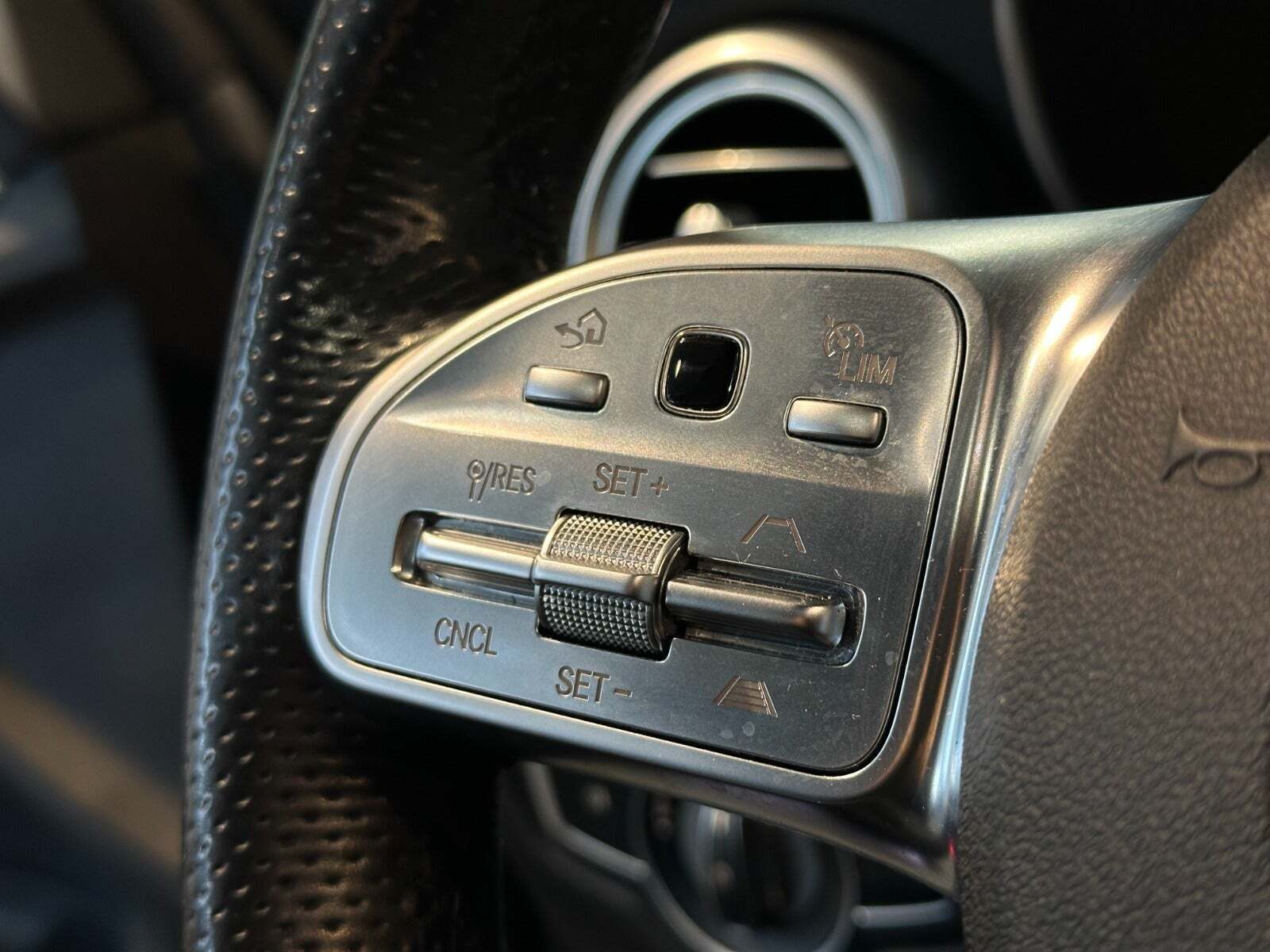 Grå Mercedes C220 d fra 2020