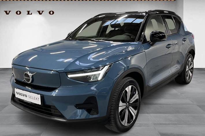 Blå Volvo XC40 fra 2022 set udefra