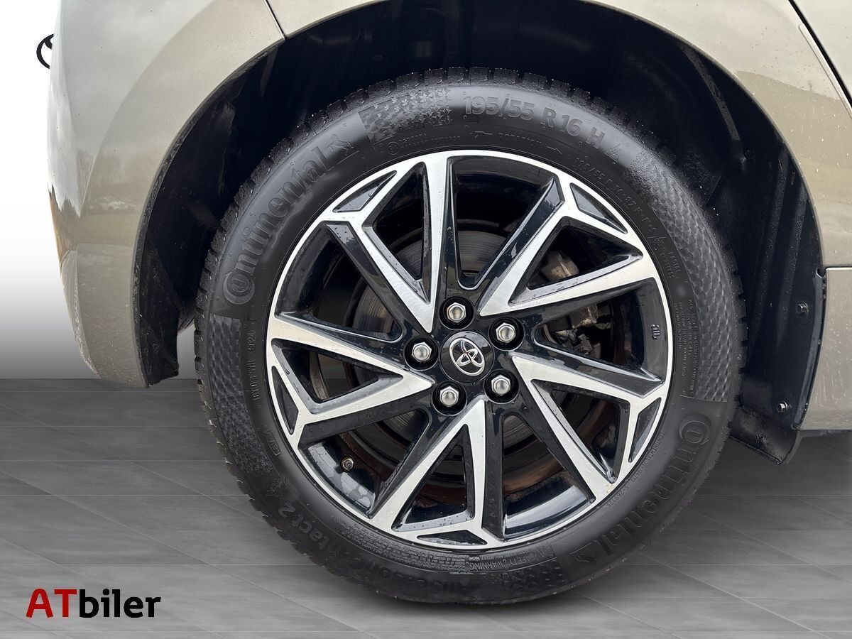 Bronze Toyota Yaris fra 2020