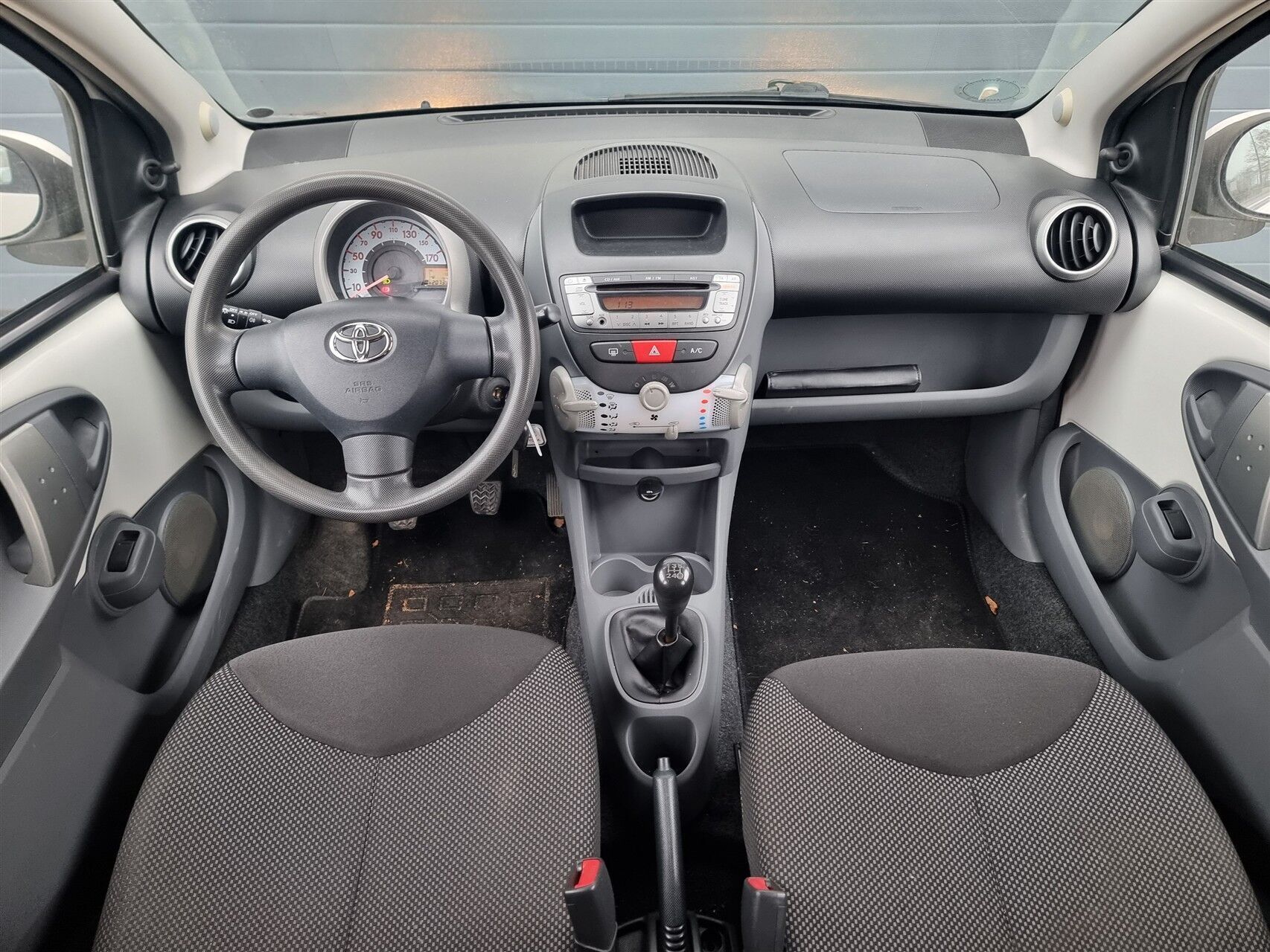 Hvid Toyota Aygo fra 2011