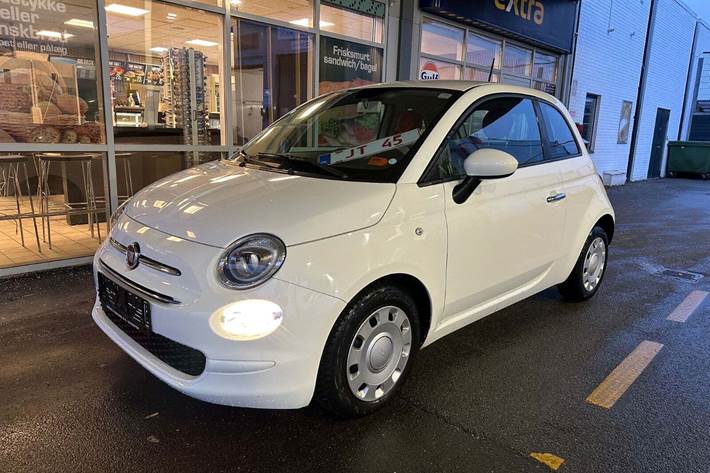 Hvid Fiat 500 fra 2015 set udefra