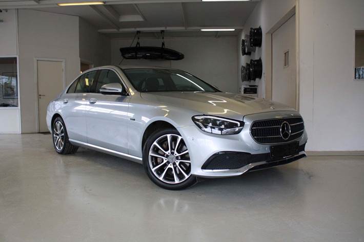 Gul Mercedes E300 e fra 2021 set udefra