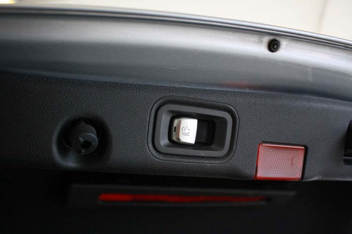 Gul Mercedes E300 e fra 2021