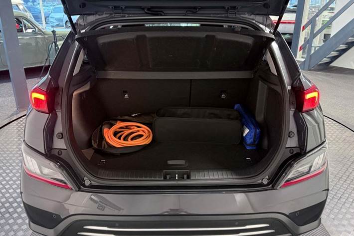 Grå Hyundai Kona fra 2022