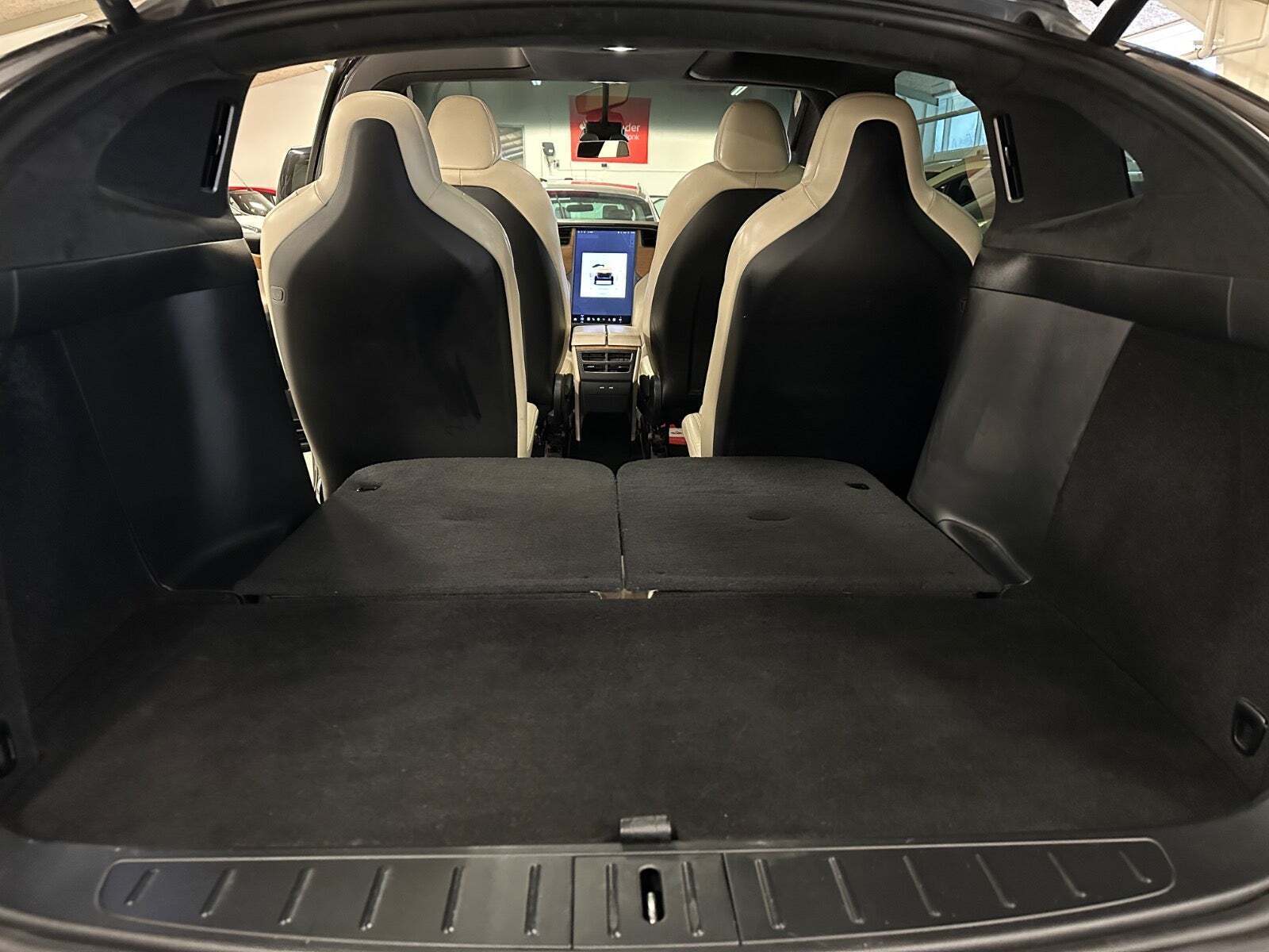 Sort Tesla Model X fra 2020