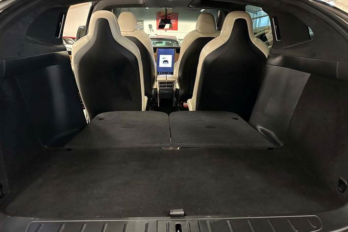 Sort Tesla Model X fra 2020