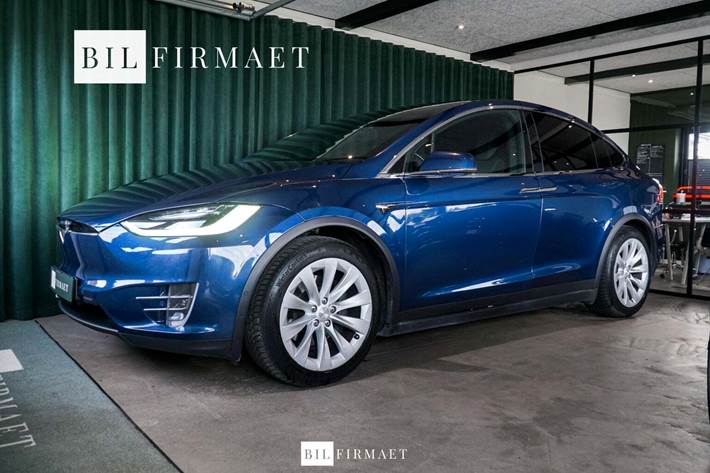 Blå Tesla Model X fra 2019 set udefra